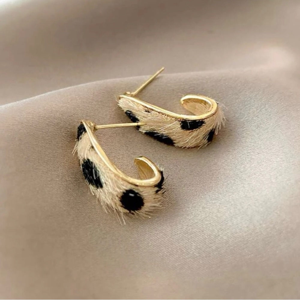 NWT Fuzzy Leopard Print Cuff Earrings - Picture 3 of 3